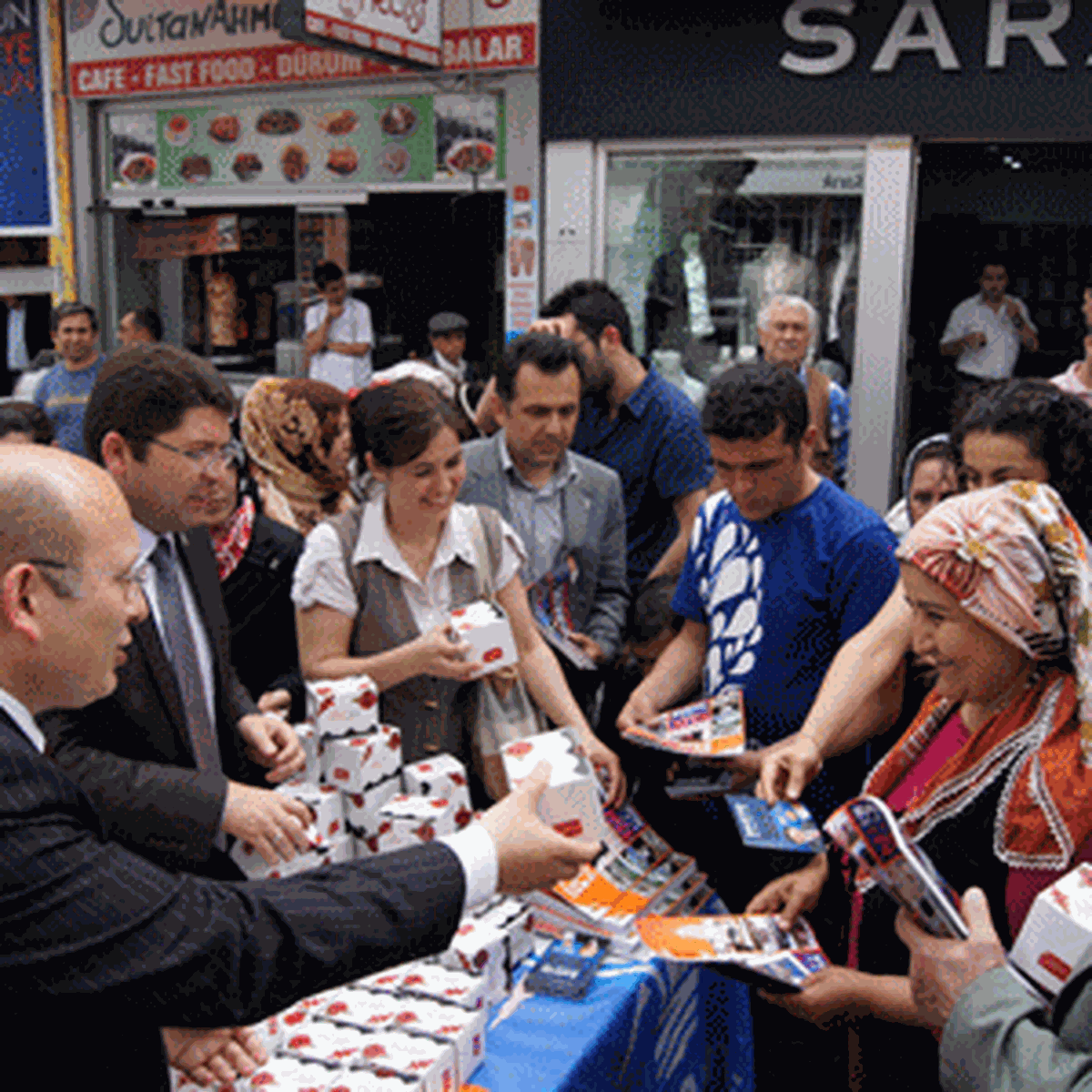 Tunç Ve Kalay, Şadırvan Caddesinde Kandil Simidi Dağıttı