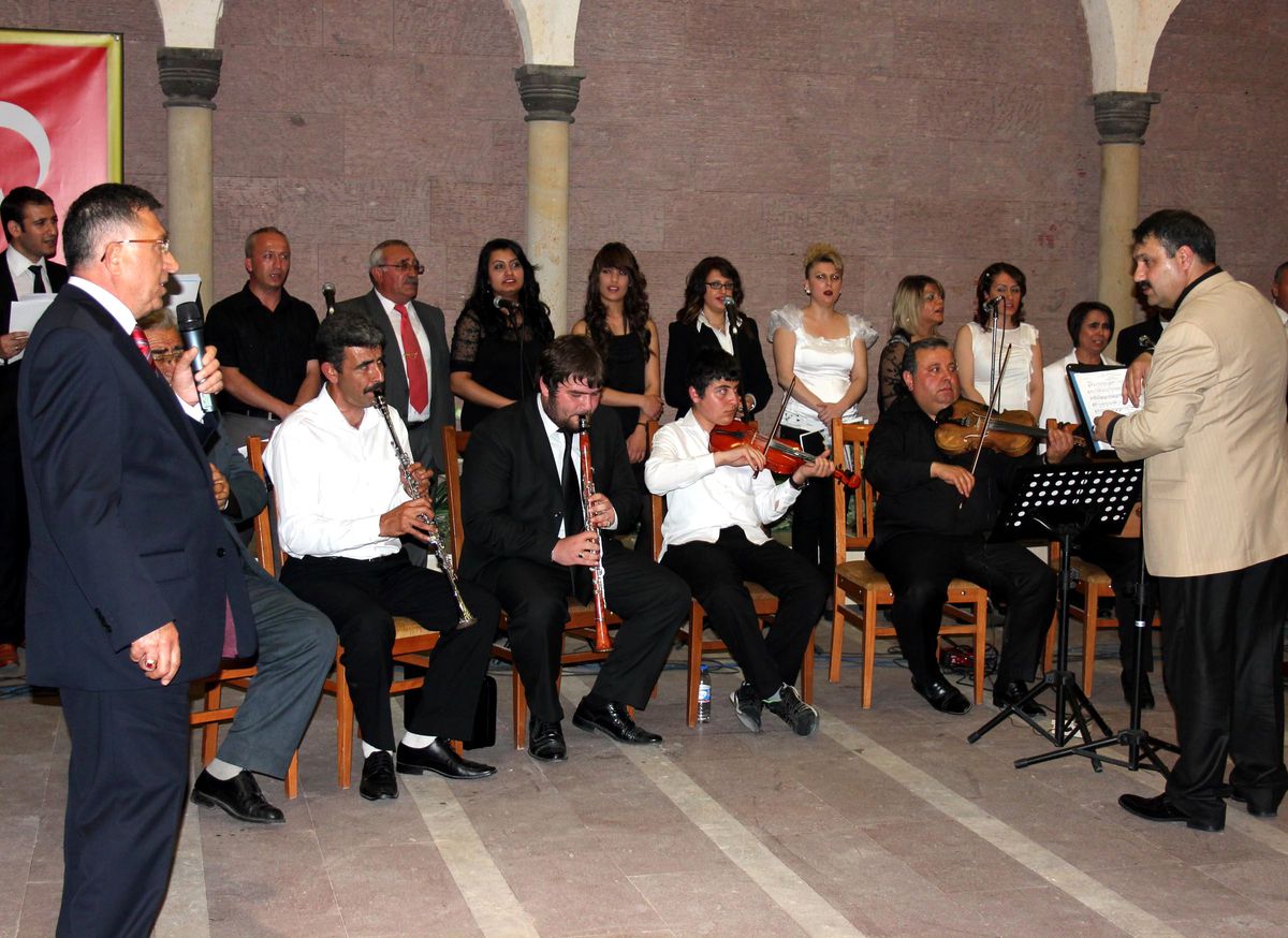 Vali Yardımcısı ve PTT Başmüdürü Şarkı Söyledi
