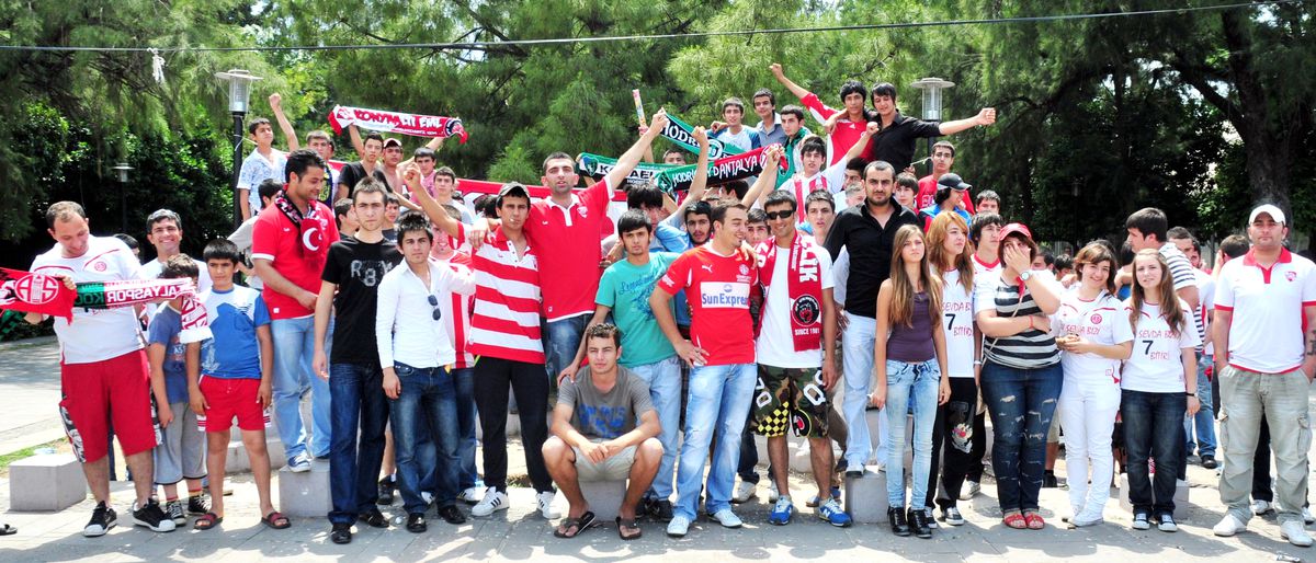 Antalyalı Taraftarlardan 'Stat İstiyoruz' Yürüyüşü