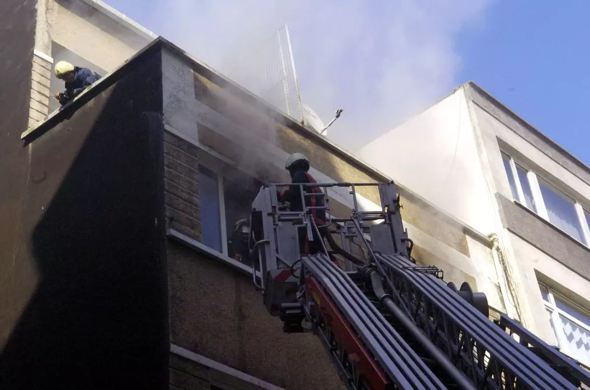 Televizyon Patladı Mahsur Kalanları İtfaiye Kurtardı