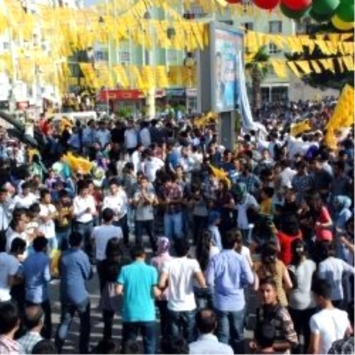 Yağmur Altında Öcalan Posterli Miting