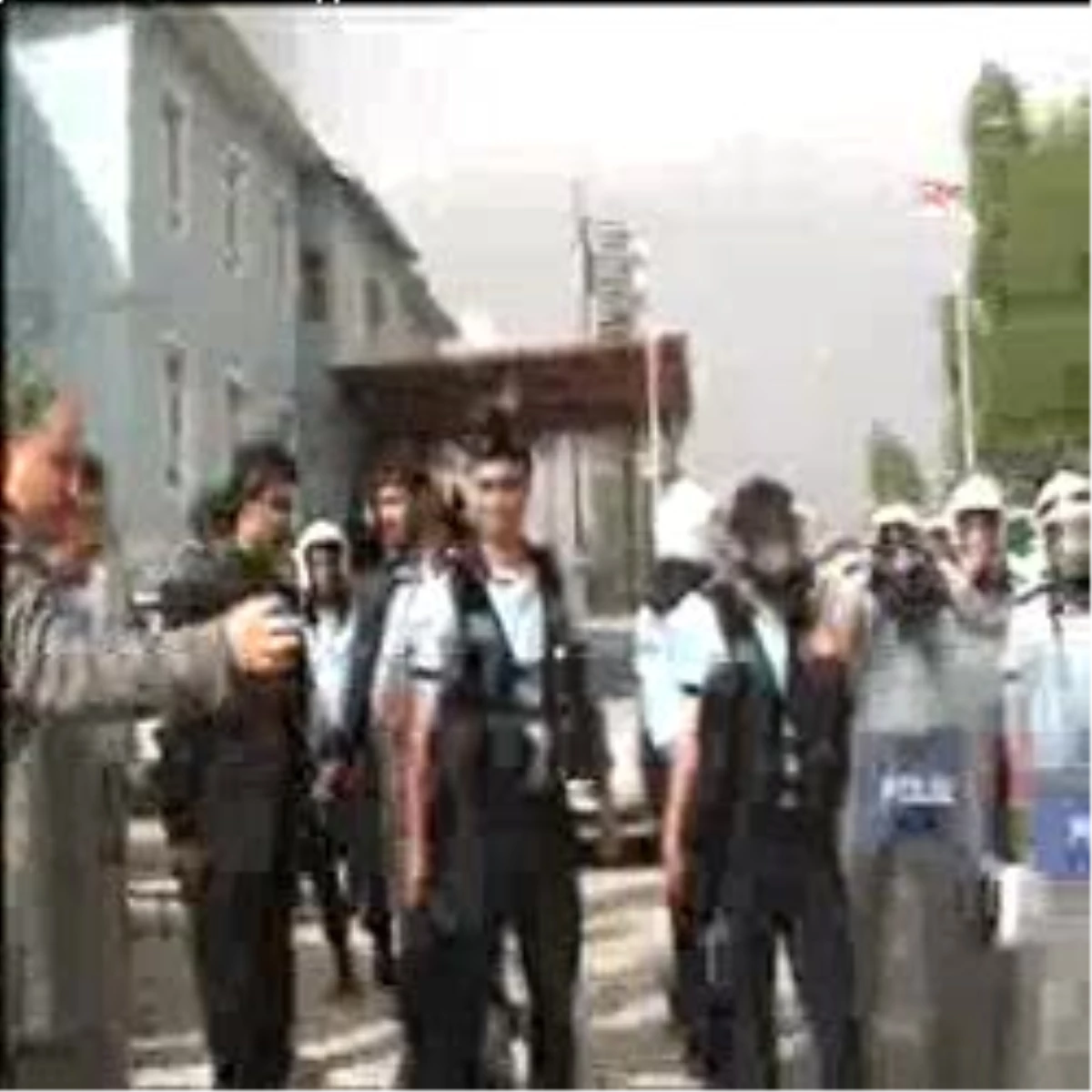 Başkale\'de AK Parti Adaylarına Saldırı
