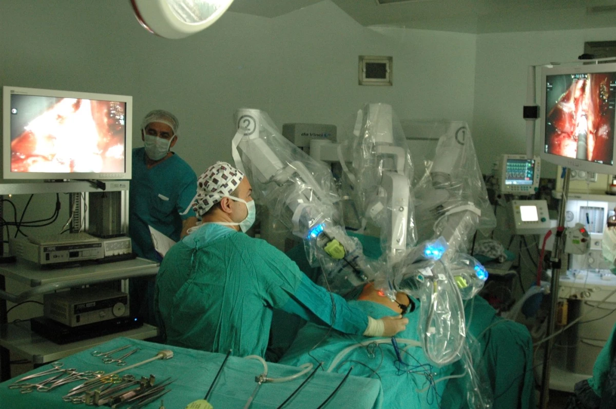 Türkiye\'de İlk Kez Da Vinci Robotik Cerrahi İle Tek Girişten Safra Kesesi Alındı