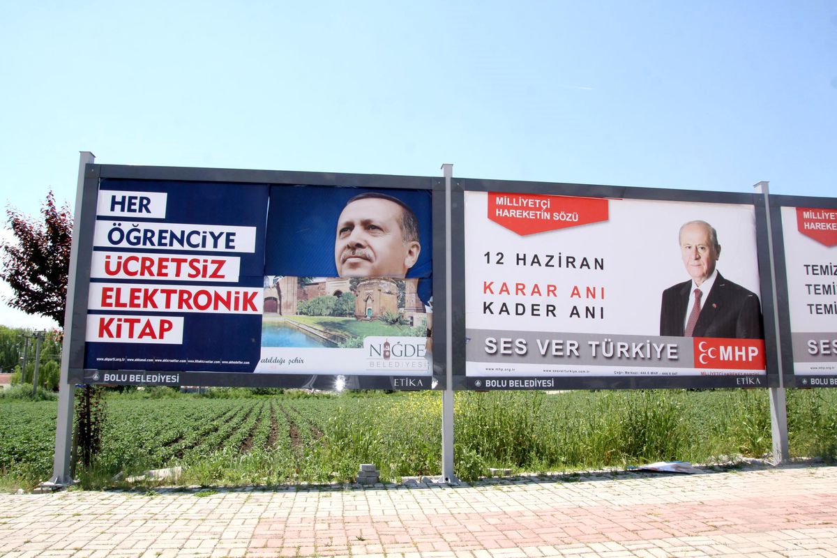 Bolu'da AK Parti'nin Seçim Afişleri Yırtıldı