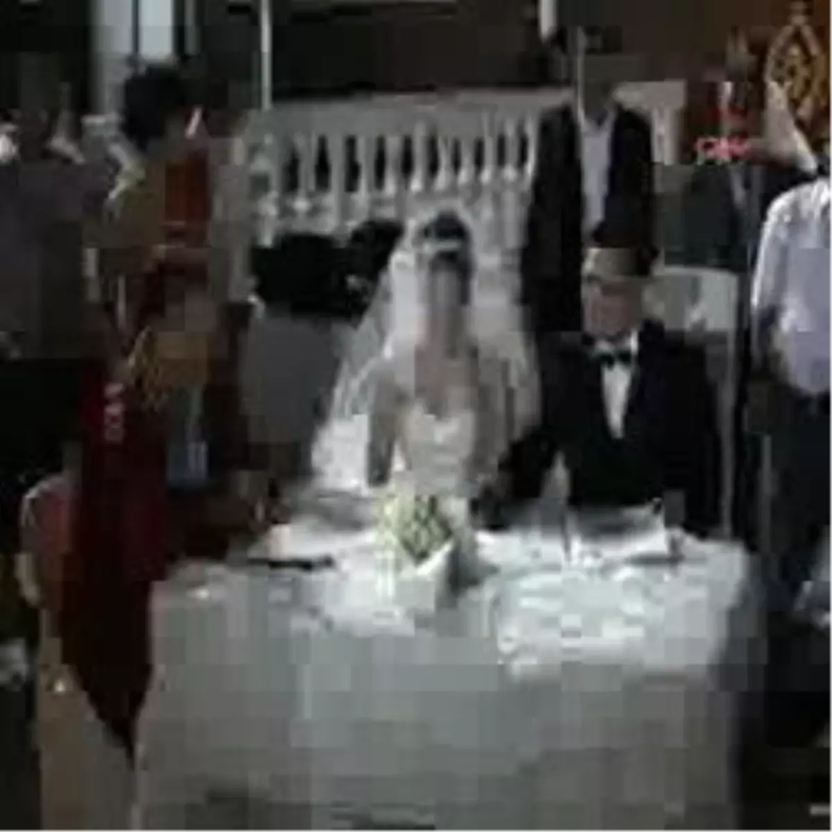 Gazeteciler Düğünde Yaşam Koşullarını Protesto Etti