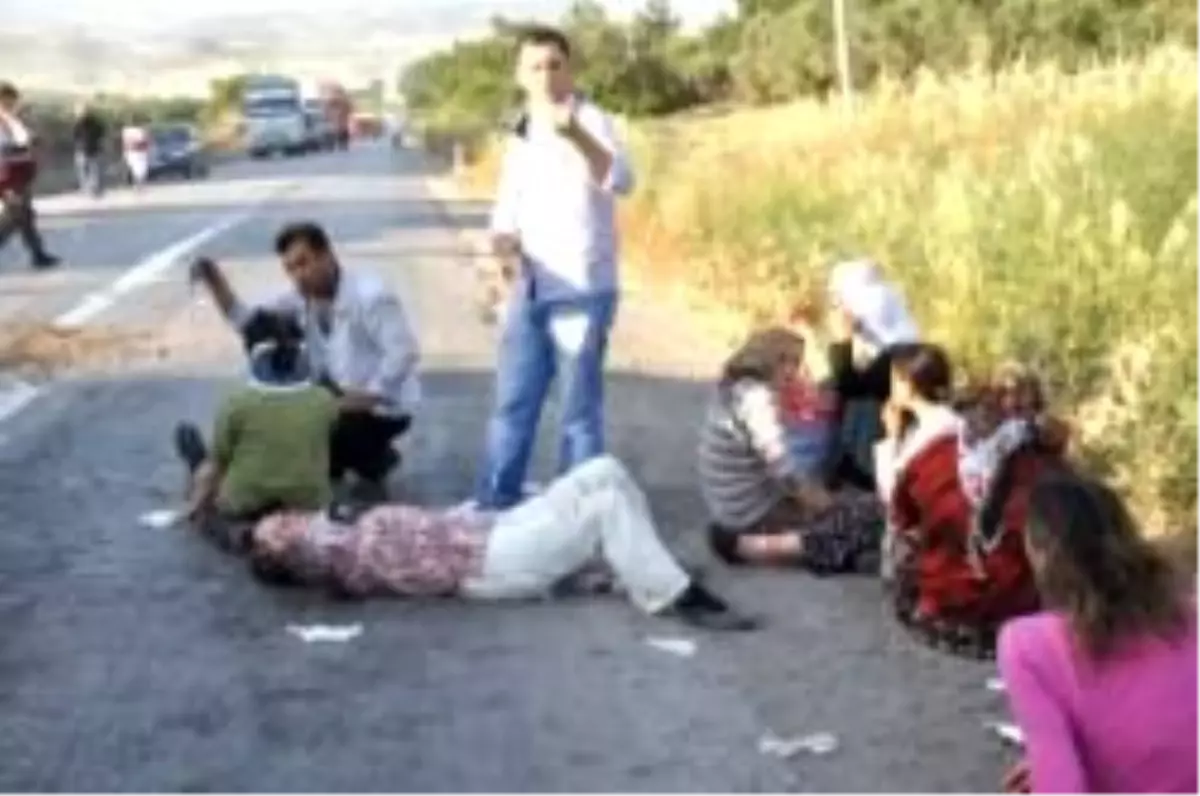 Tarım İşçilerini Taşıyan Minibüs Kaza Yaptı: 14 Yaralı