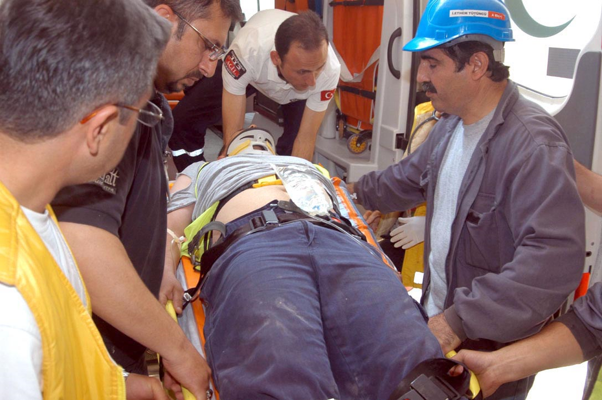 Fabrikada İskele Çöktü, 4 İşçi Yaralandı