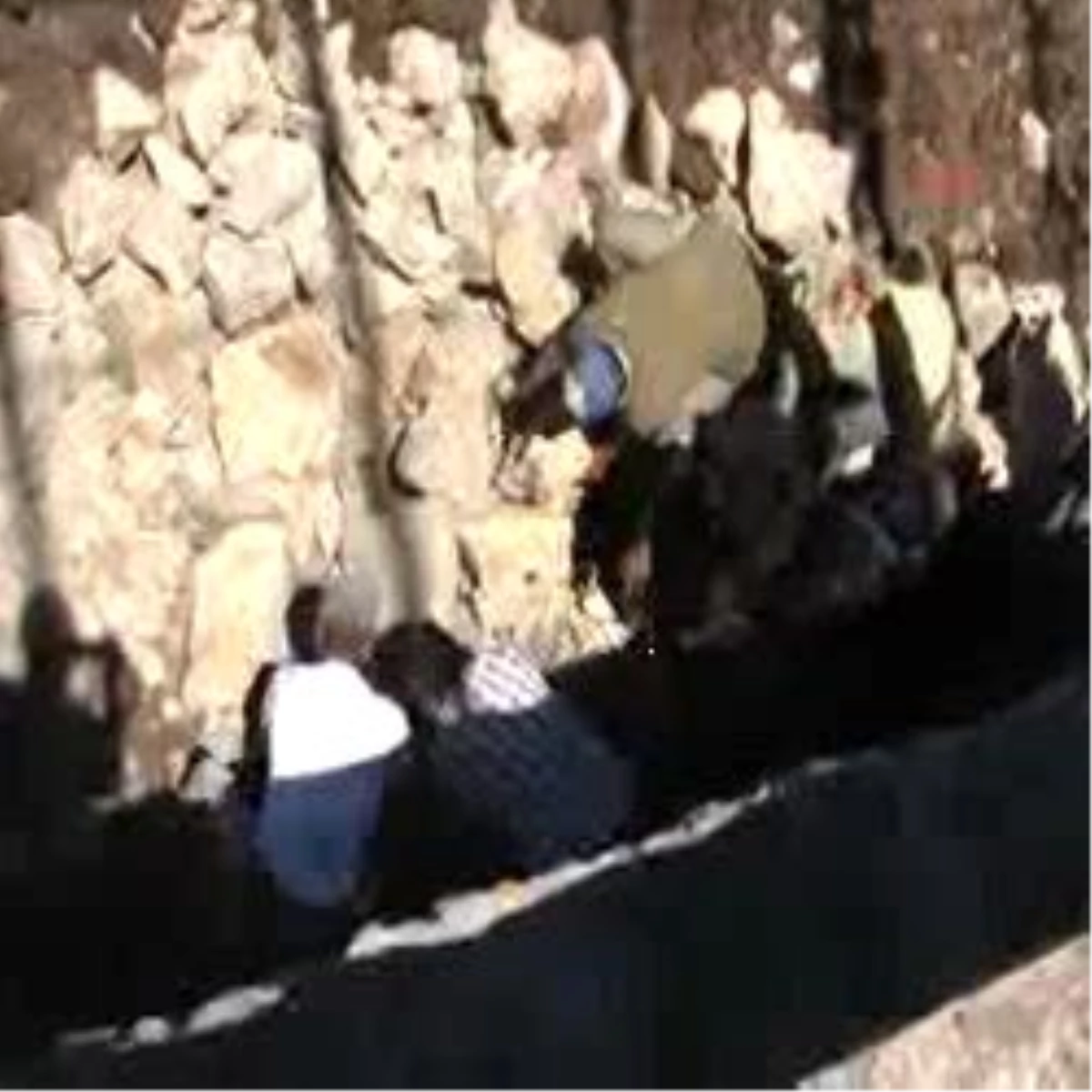 Mandıra İnşaatının Duvarı Yıkıldı, 3 İşçi Altında Kaldı