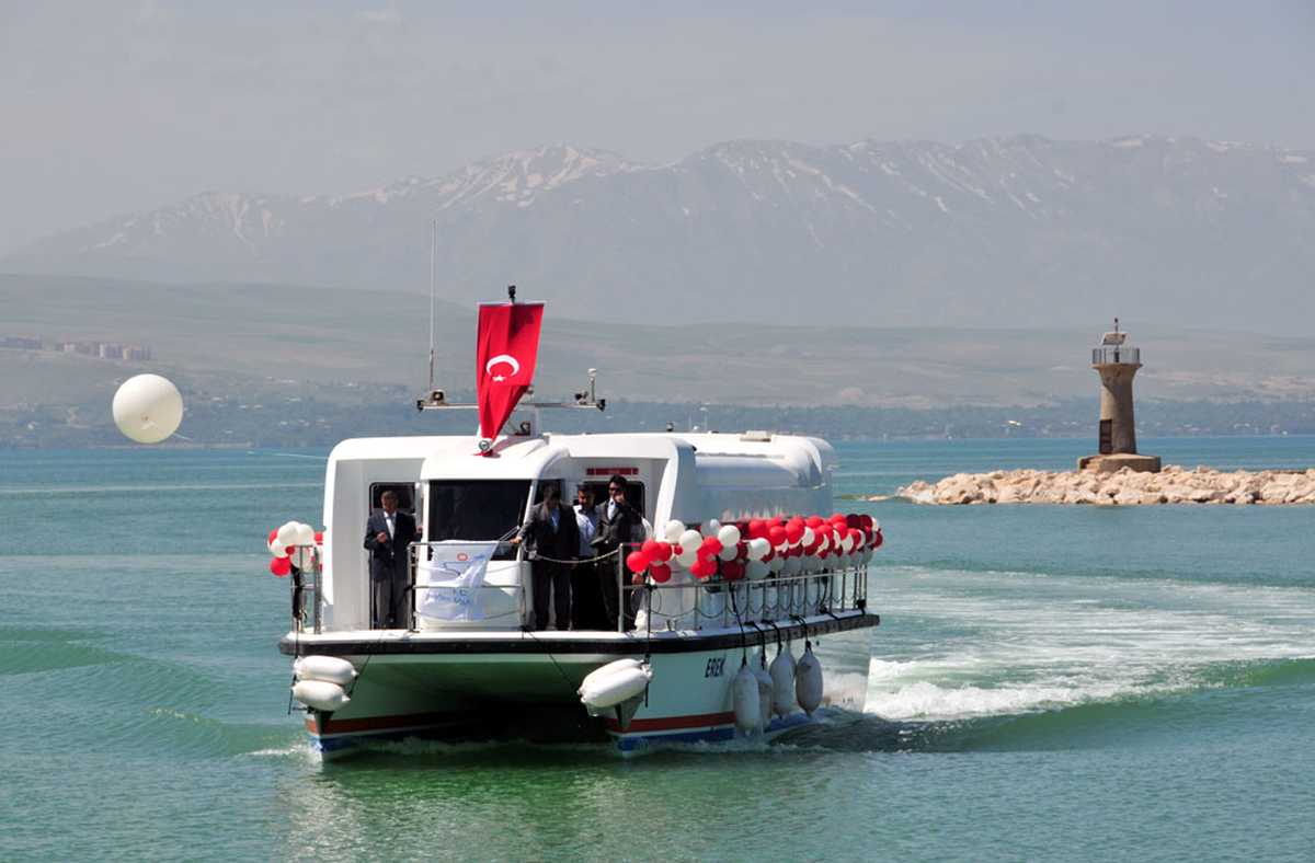 Van Gölü İlk Deniz Otobüsüne Kavuştu