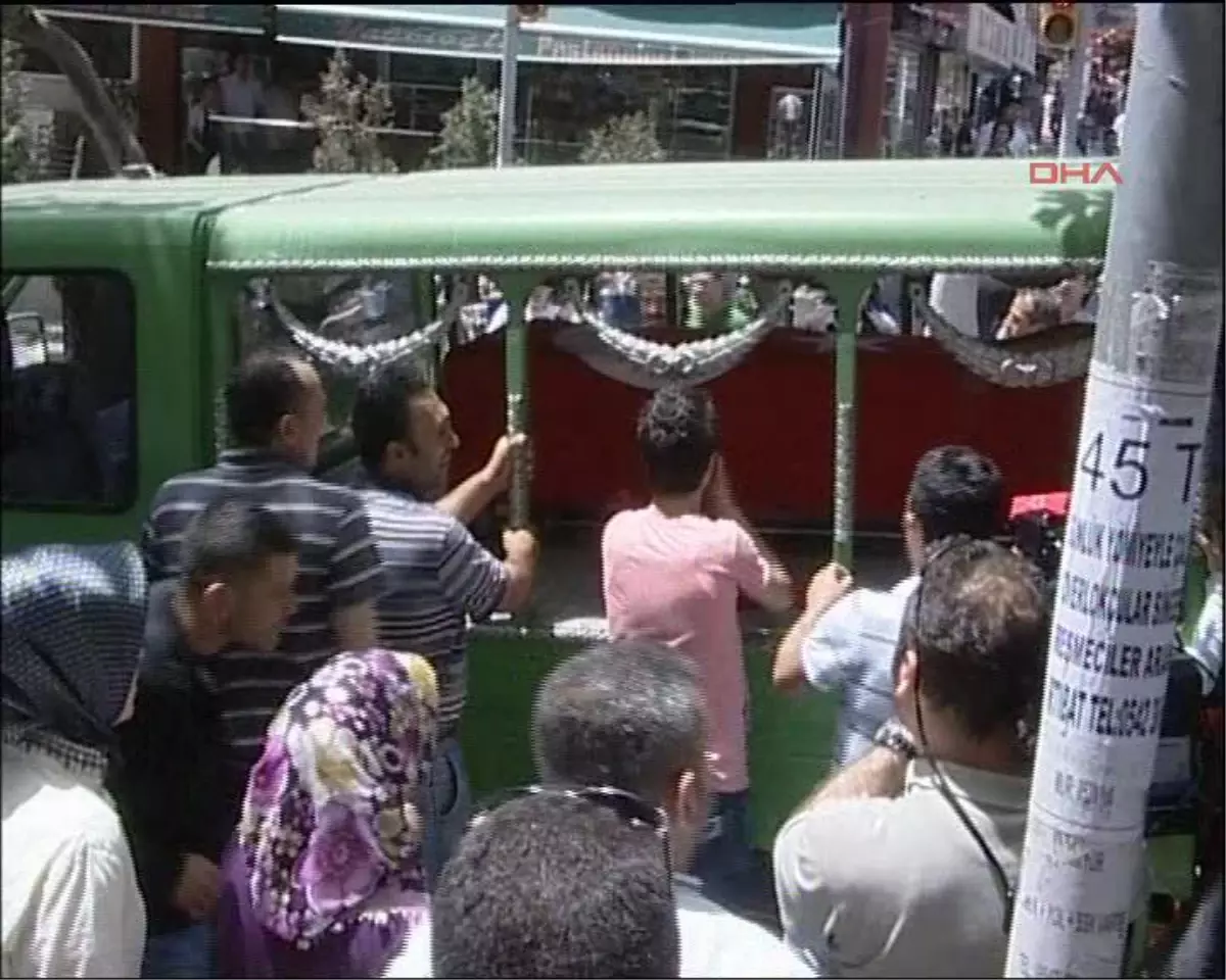 "Yalnız Kalıyor Orada"