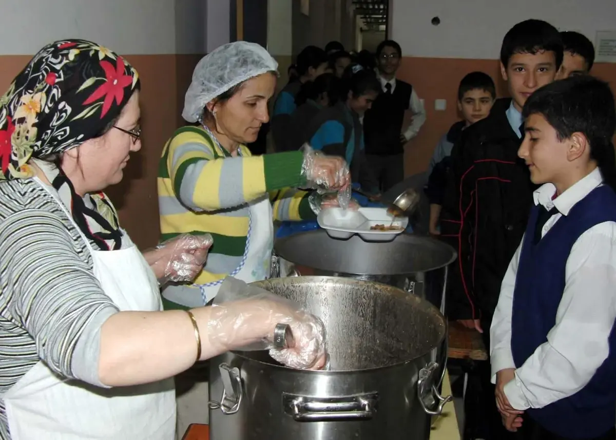 Yemek Gelmeyince Öğrenciler Aç Kaldı