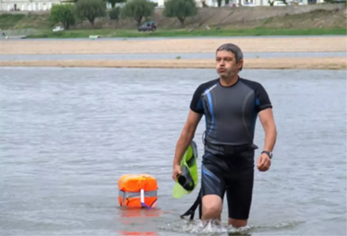 Fransız Maceracı Bu Kez De Somonların İzinden Yüzdü