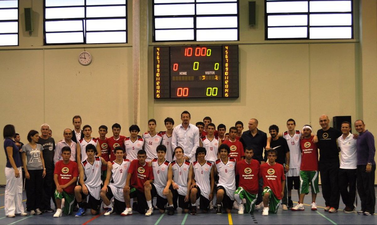 Hakkâri’nin Şampiyonları Basketbol’un Devleri İle Buluştu