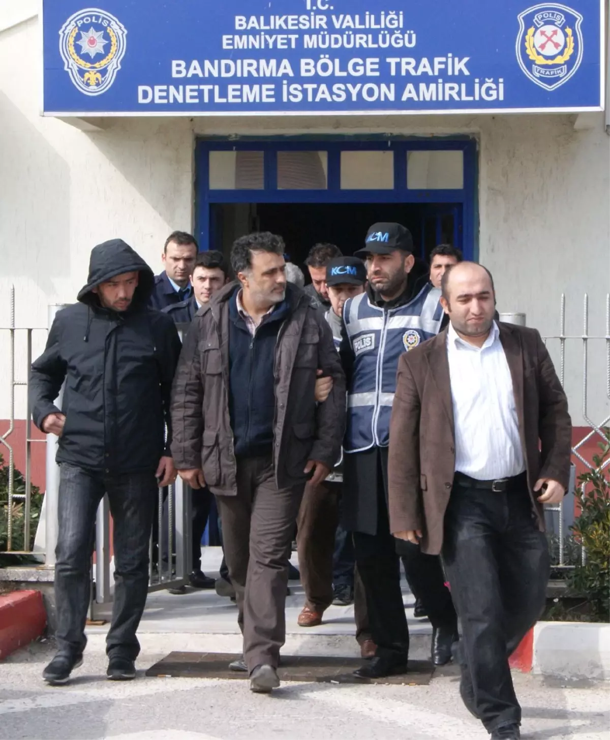 Rüşvet ile Yargılanan Polis Memurlarına 4\'er Yıl Hapis