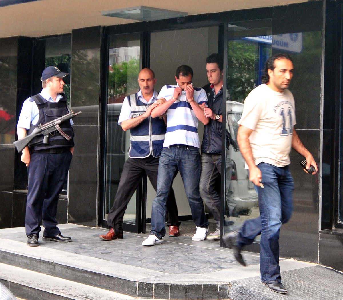 Tamirci Gibi Görünerek Ev ve İşyerlerini Soydu