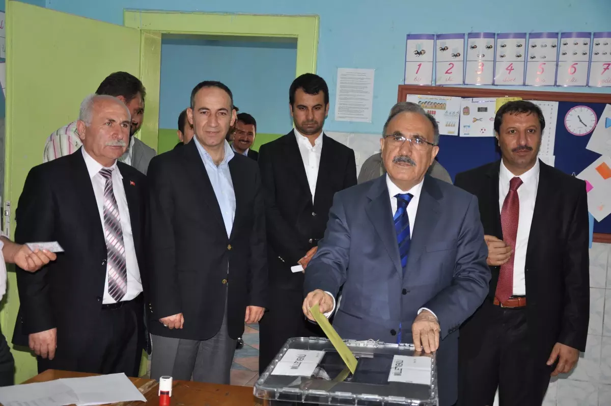 Okudukları Okulda Oy Kullandılar