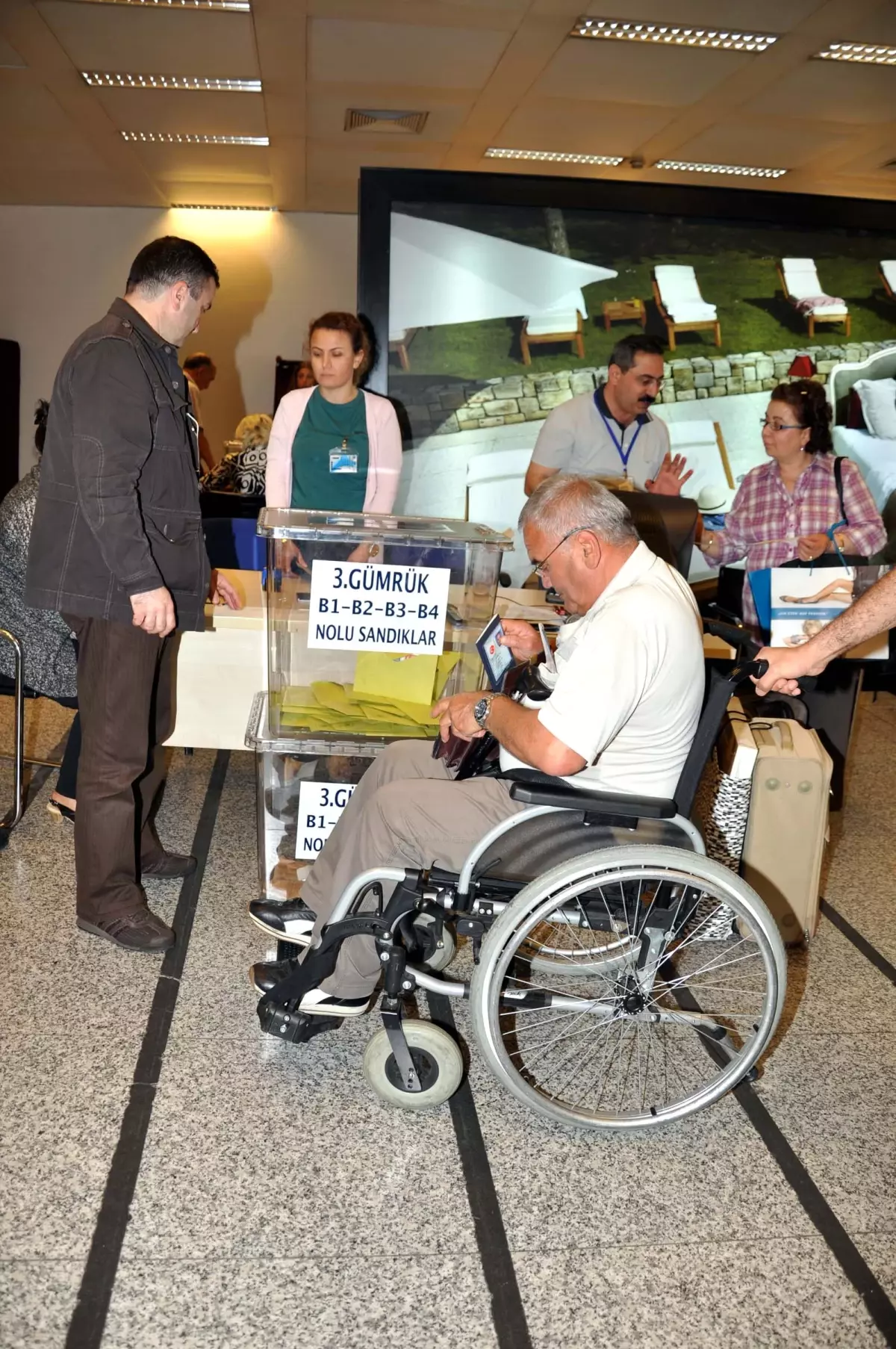 Bitime Saatler Kala, Havalimanında Oylarını Kullandılar