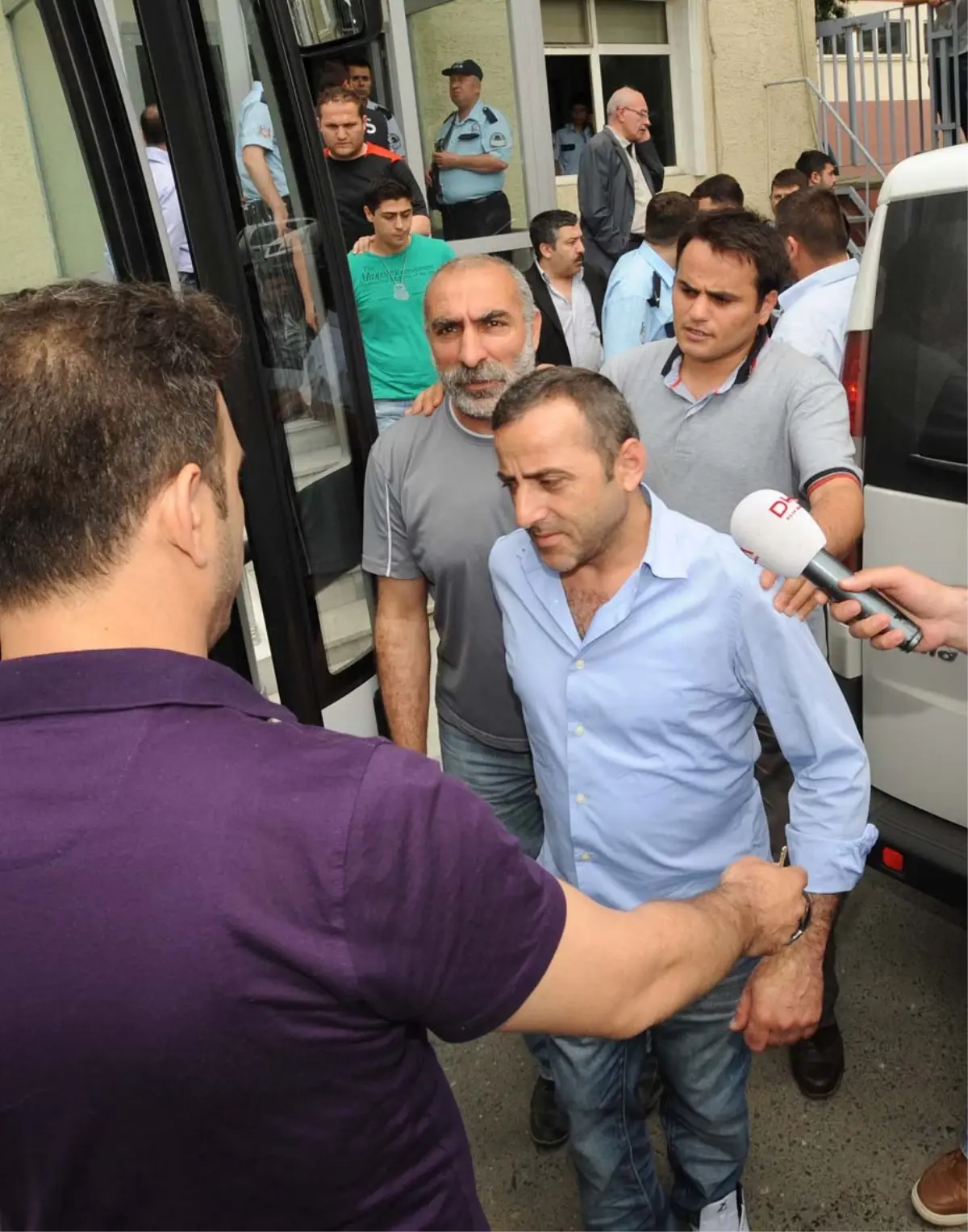 Oy Kullanırken, Gözaltına Alındılar