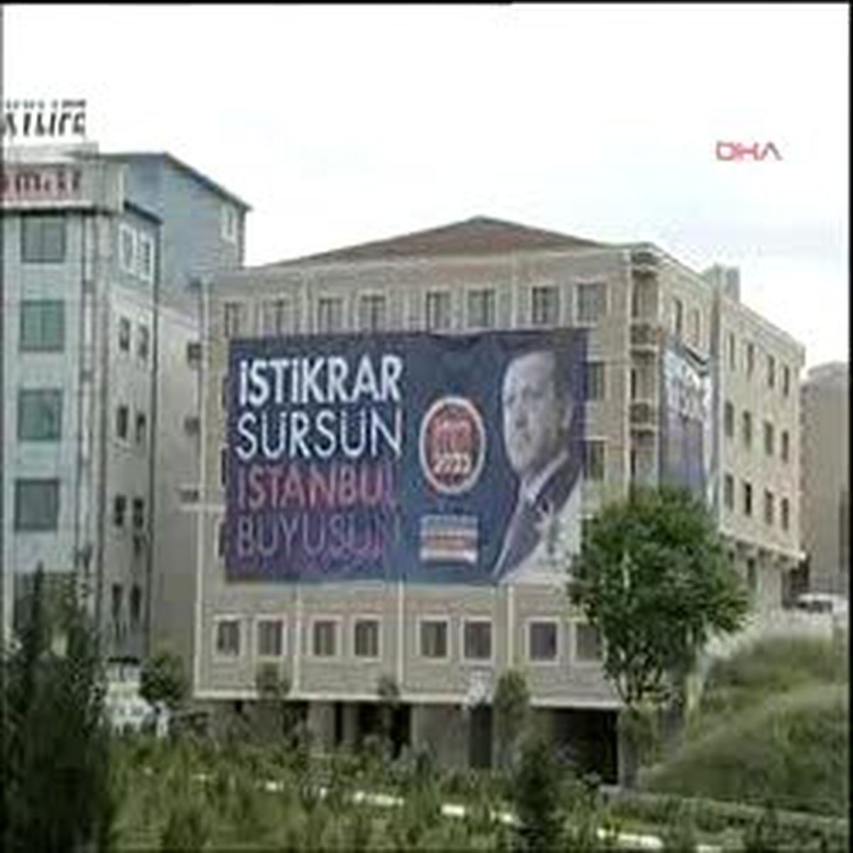 Seçim Başladı Bazı Yerlerde Bayrak ve Posterler Kaldırılmadı