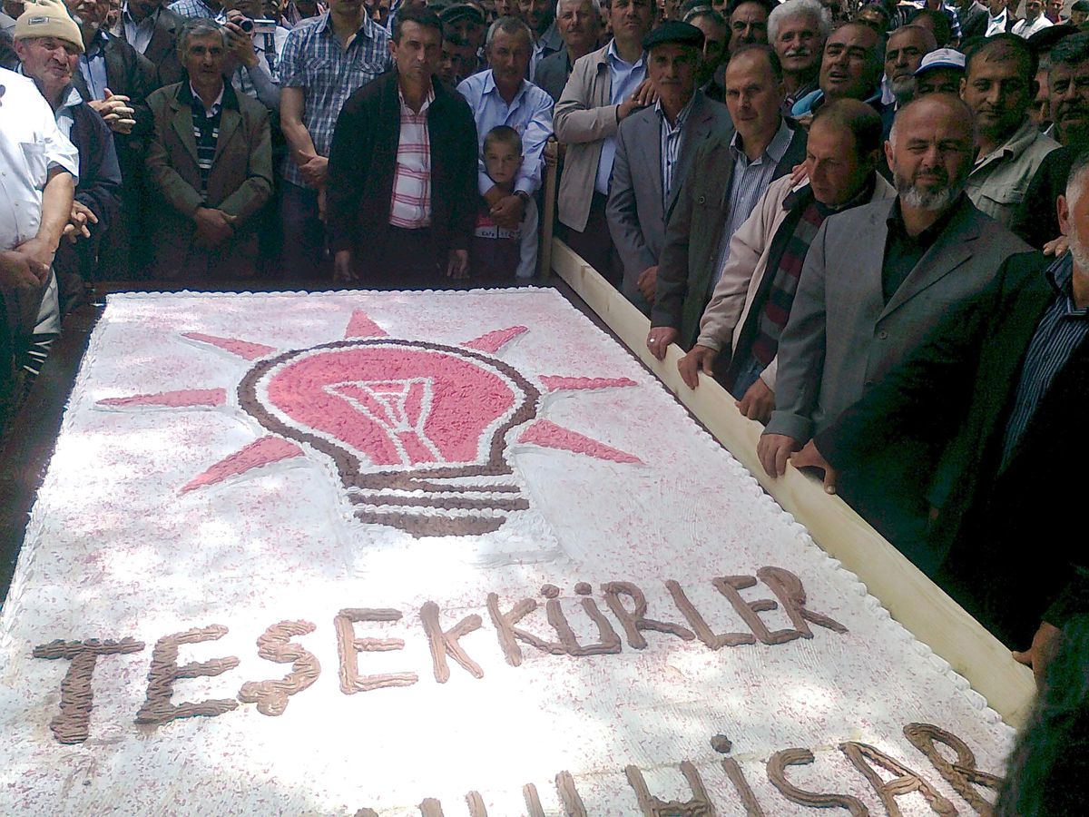 AK Parti'den 3 Metrelik Pastayla Kutlama