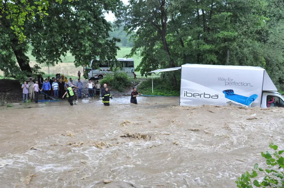 İnegöl\'de Derede Can Pazarı