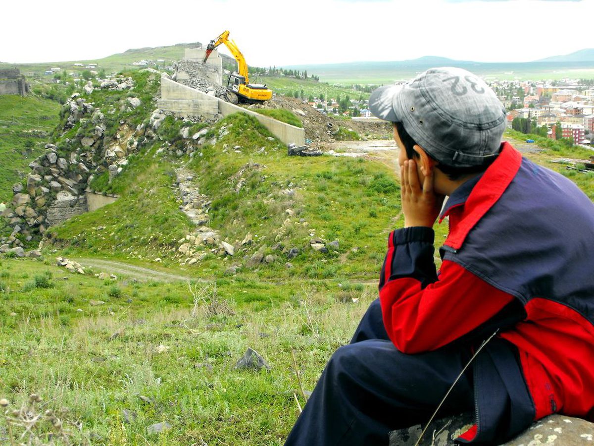 İnsanlık Anıtı Kompresörlü Kepçe ile Parçalanıyor