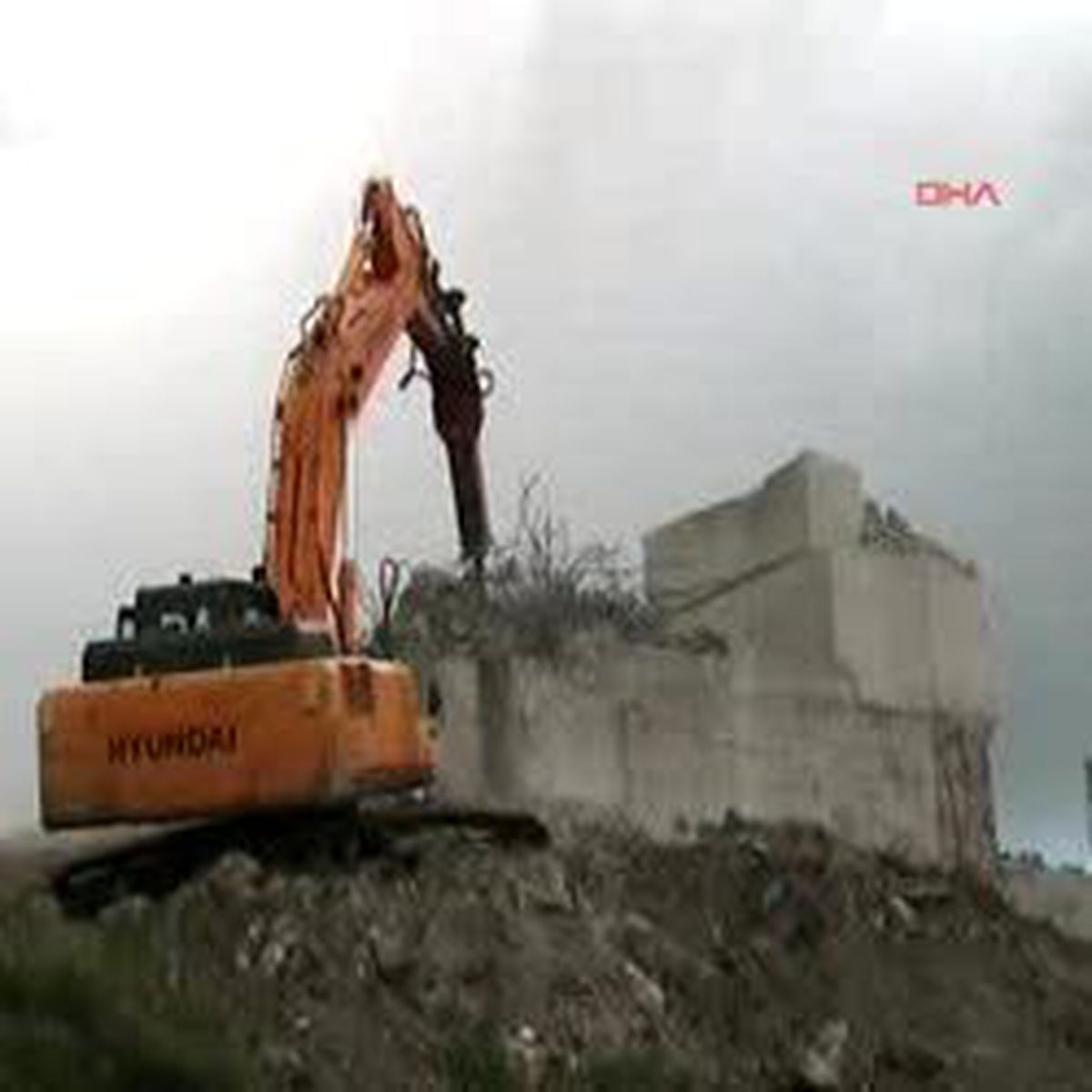 İnsanlık Anıtı Yıkıldı