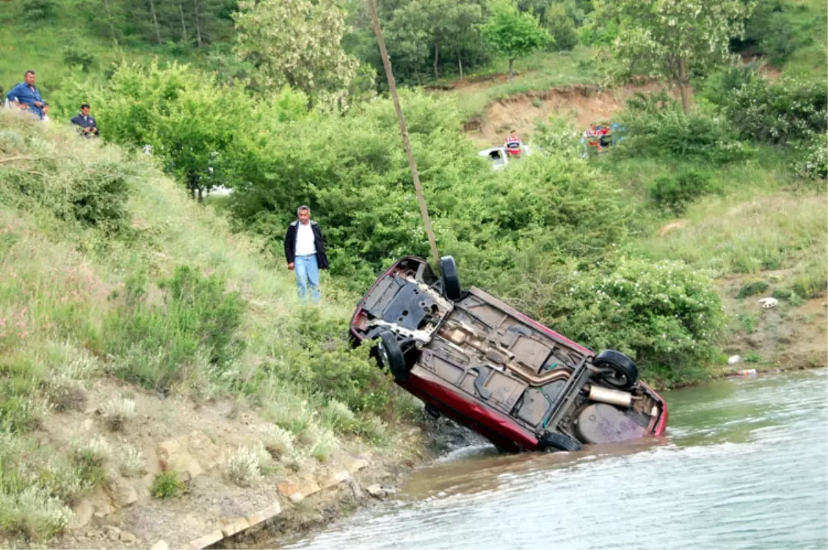 Otomobil Baraja Uçtu, 4 Liseli Ölümden Kurtuldu