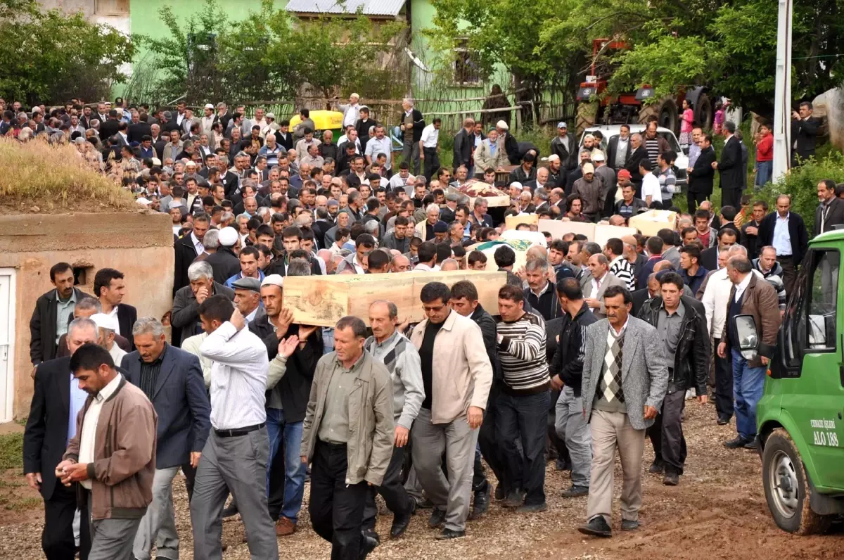 Trafik Kazası Kurbanı 2\'si Çocuk 6 Kişi Toprağa Verildi