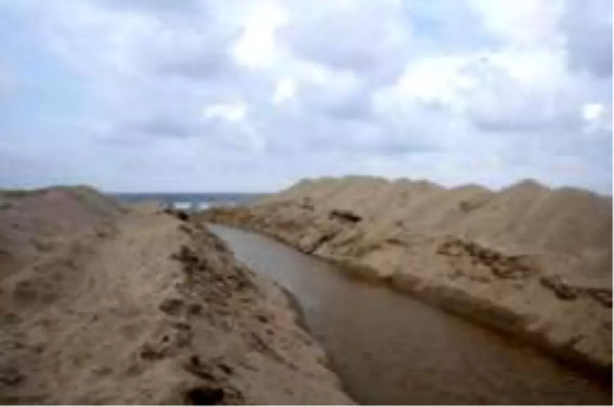 Kabakoz Deresi Plajları Tehdit Ediyor