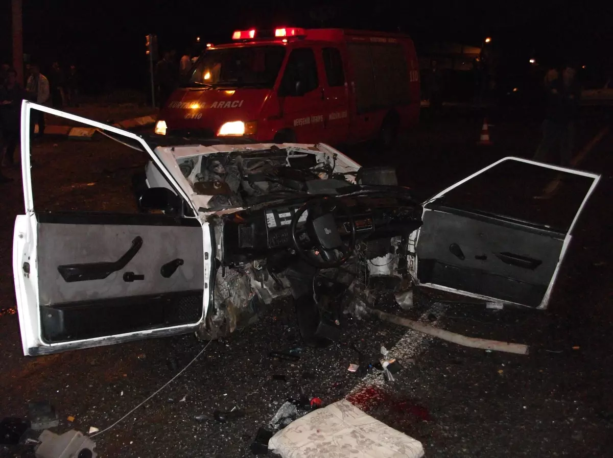 Otomobil İkiye Bölündü; 1 Ölü, 3 Yaralı