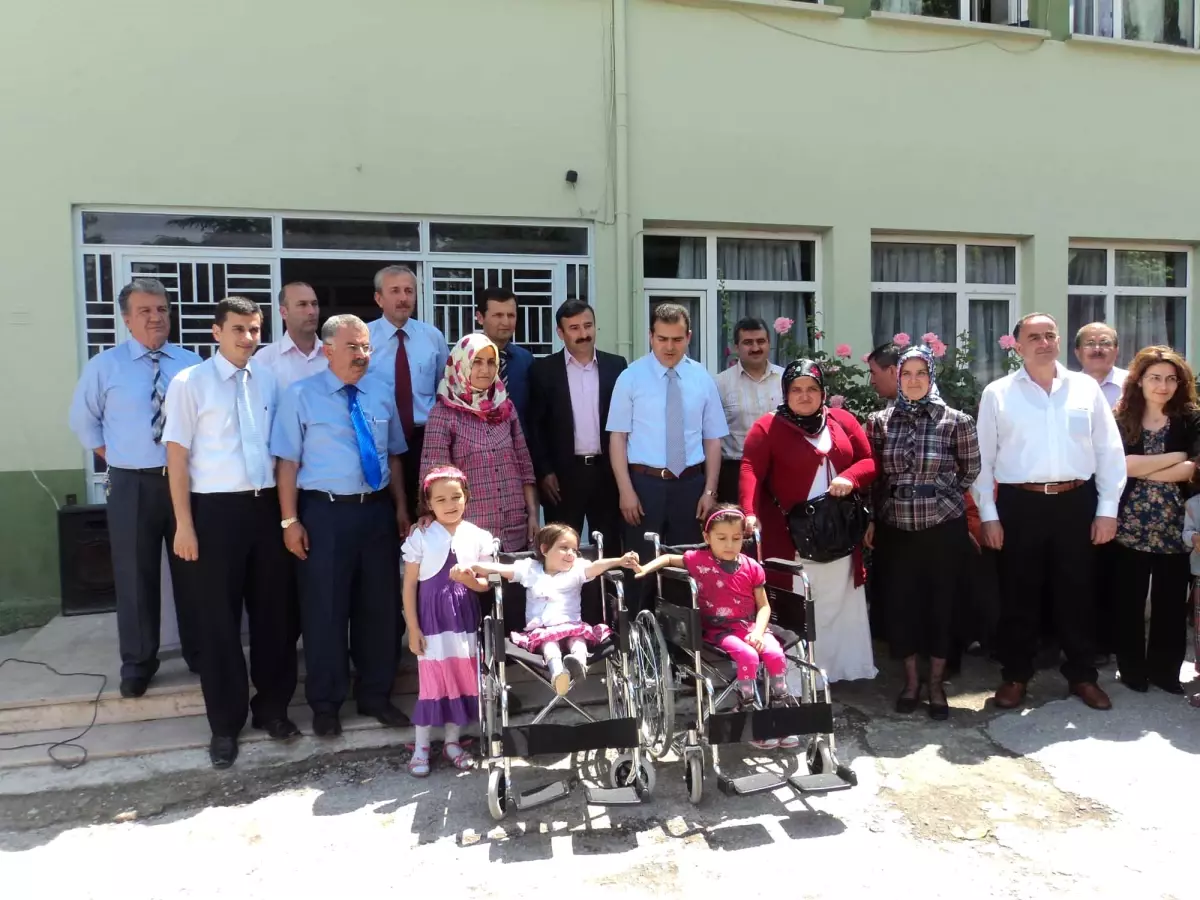 Engelli Kızkardeşlere En Güzel Karne Hediyesi Arkadaşlarından