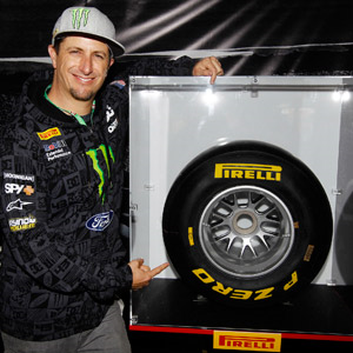 Ken Block, Pırellı F1 Test Aracının Direksiyonuna Geçiyor