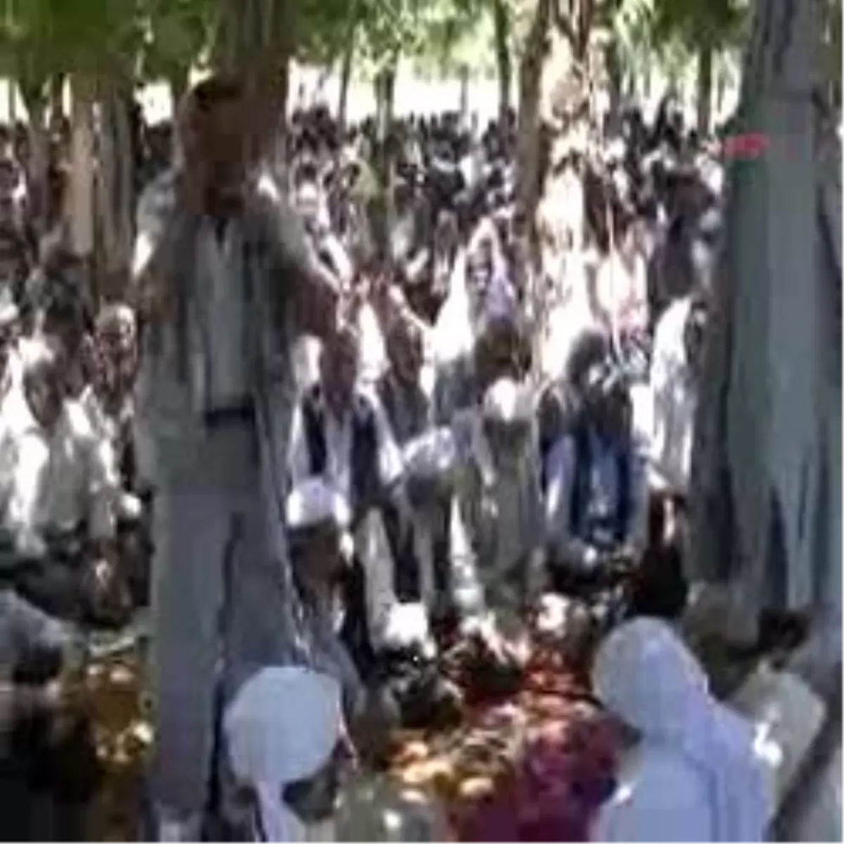 Karton Şapkayla Sivil Cuma Namazı