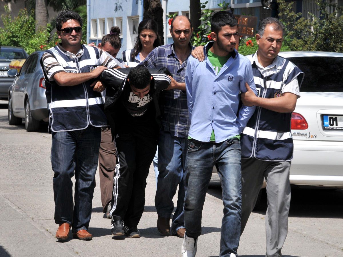 Sevmediği Folklor Hocasının Evini Soydurdular