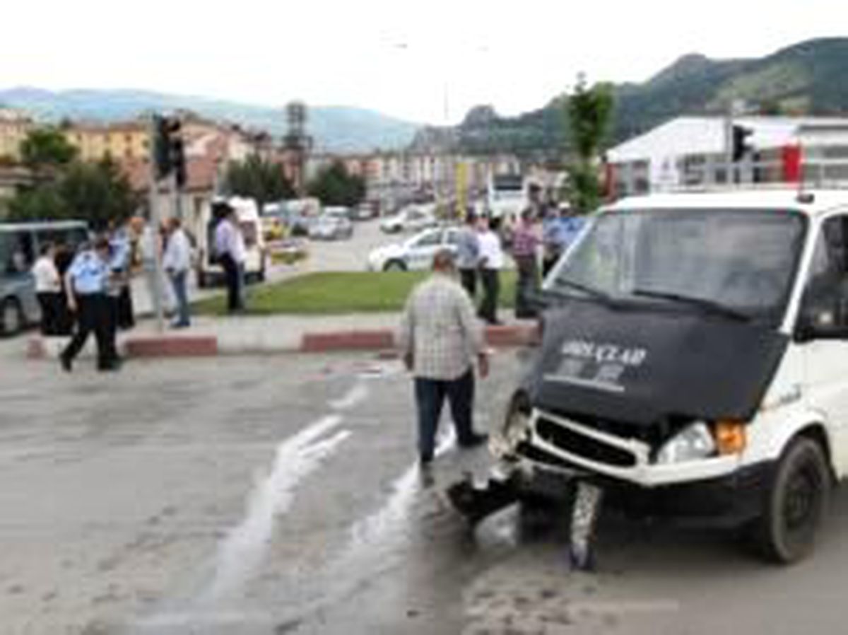 Ambulans Kamyonetle Çarpıştı: 4 Yaralı