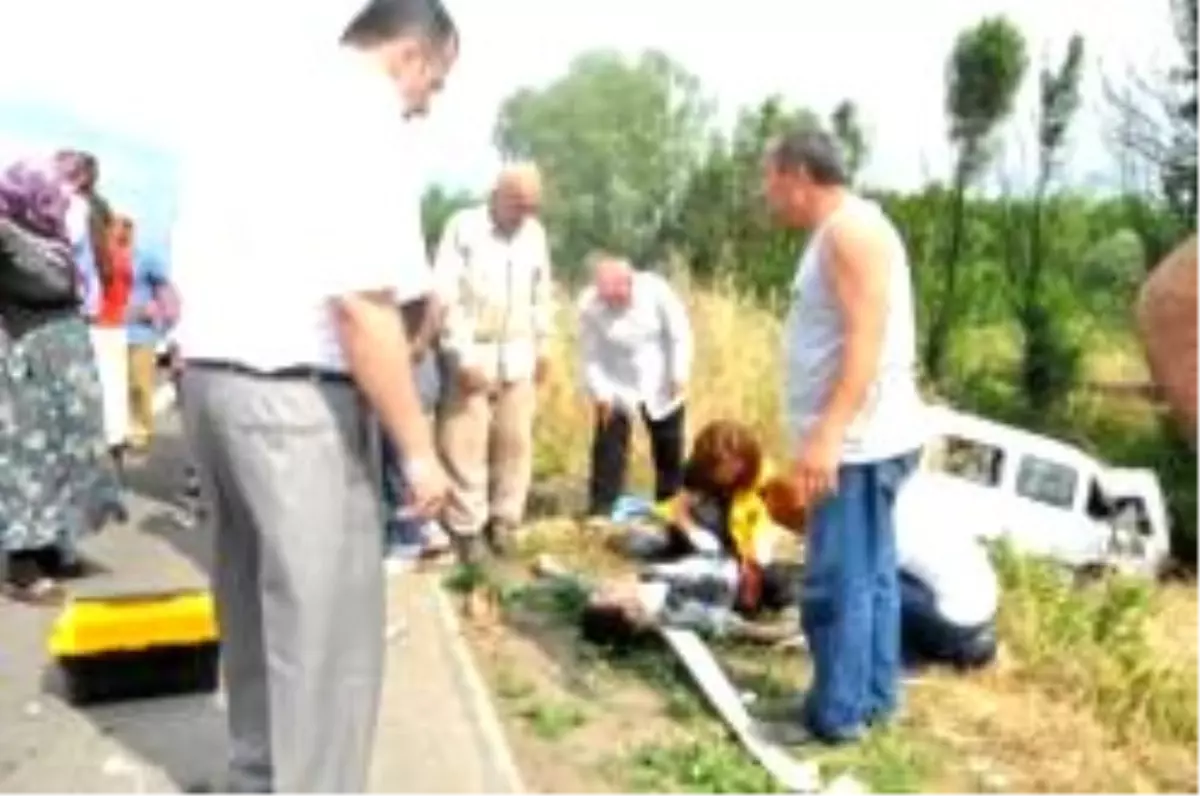 Minibüs Takla Attı: 8\'i Çocuk 11 Yaralı