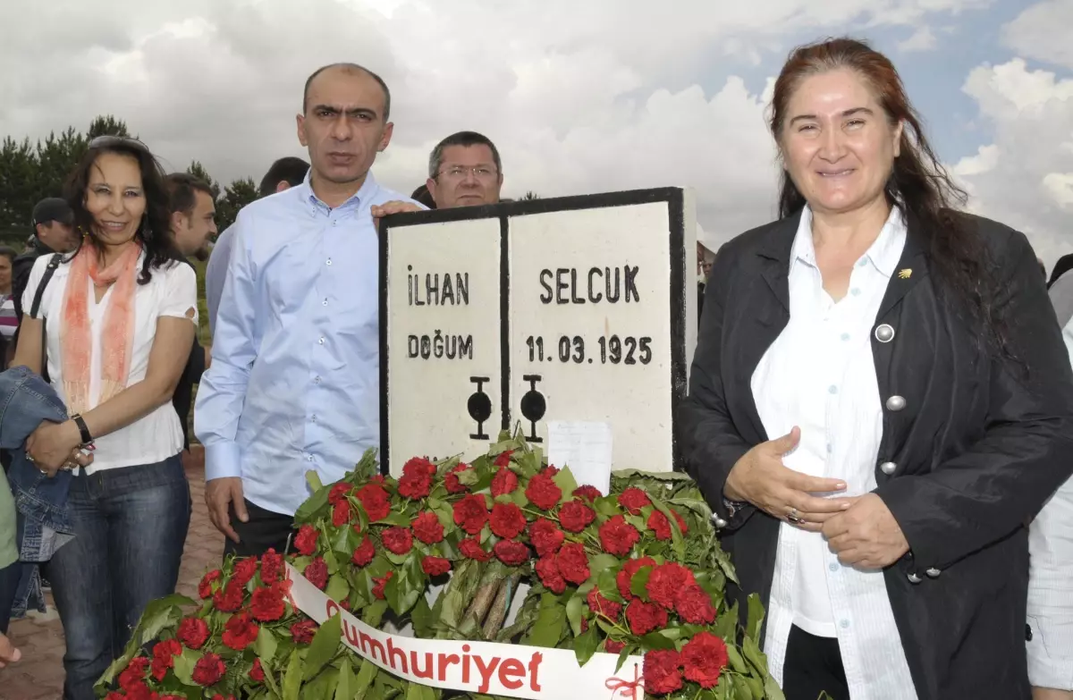 İlhan Selçuk, Mezarı Basında Anıldı