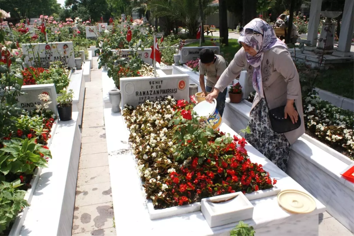 Yeniden - Edirnekapı Şehitliği\'nde Babalar Günü