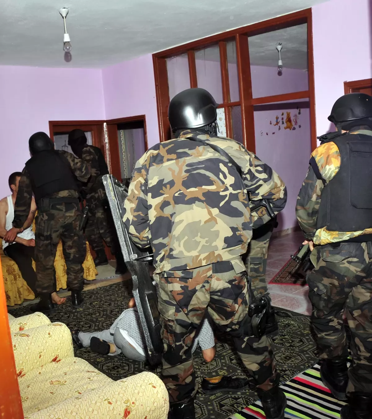 Hırsızlık Çetesine Şafak Baskını