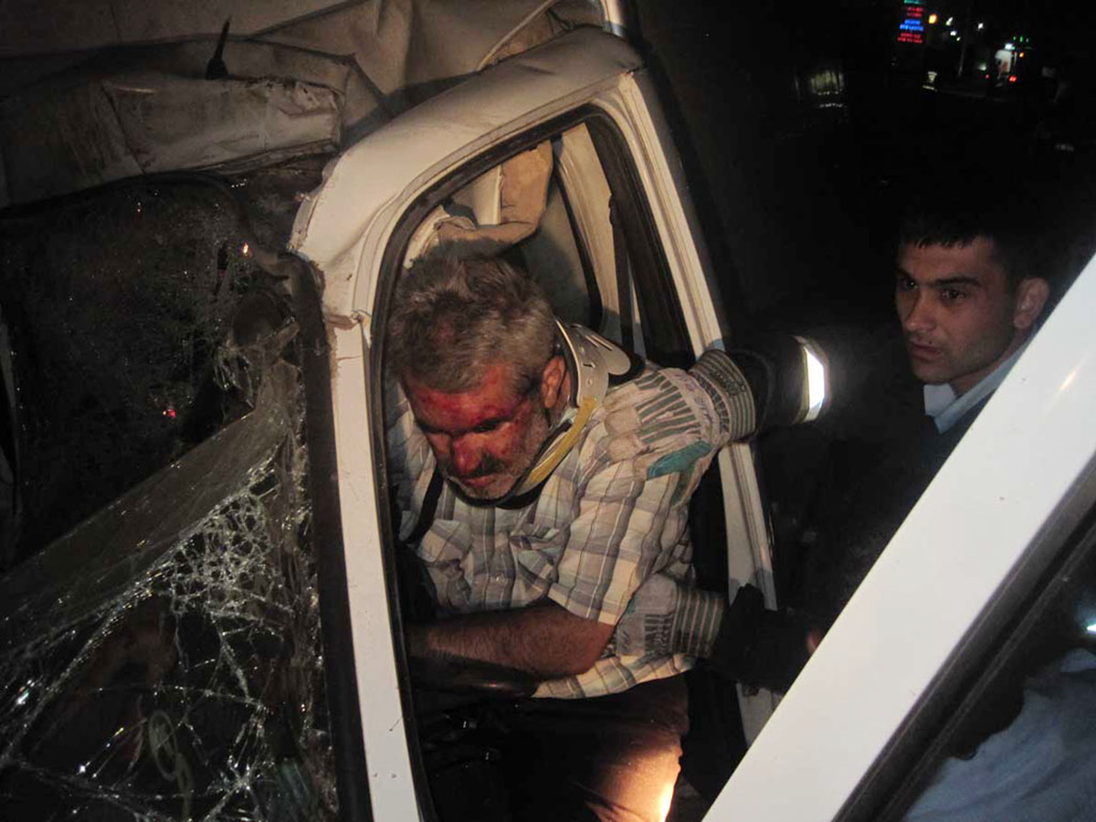 Kamyonet Akaryakıt İstasyonuna Daldı : 2 Yaralı