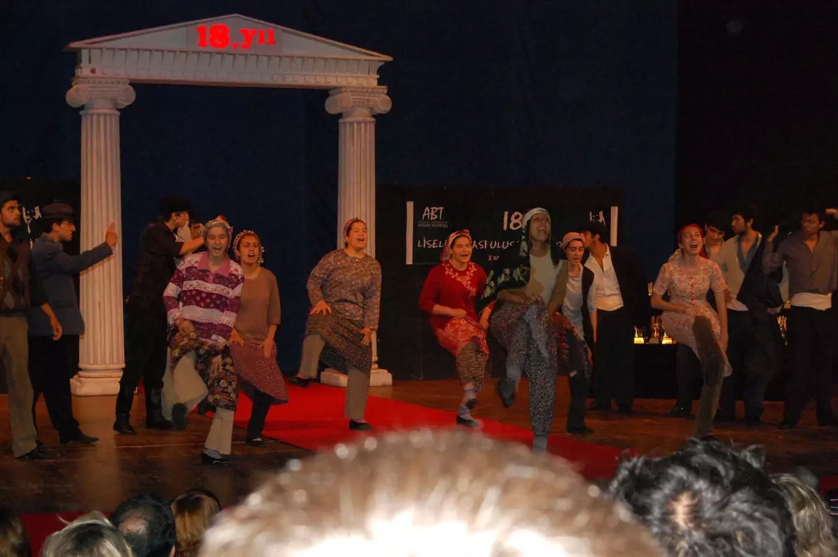 Müdür Engelini Aşan Tiyatrocu Öğrenciler Ödülle Döndü