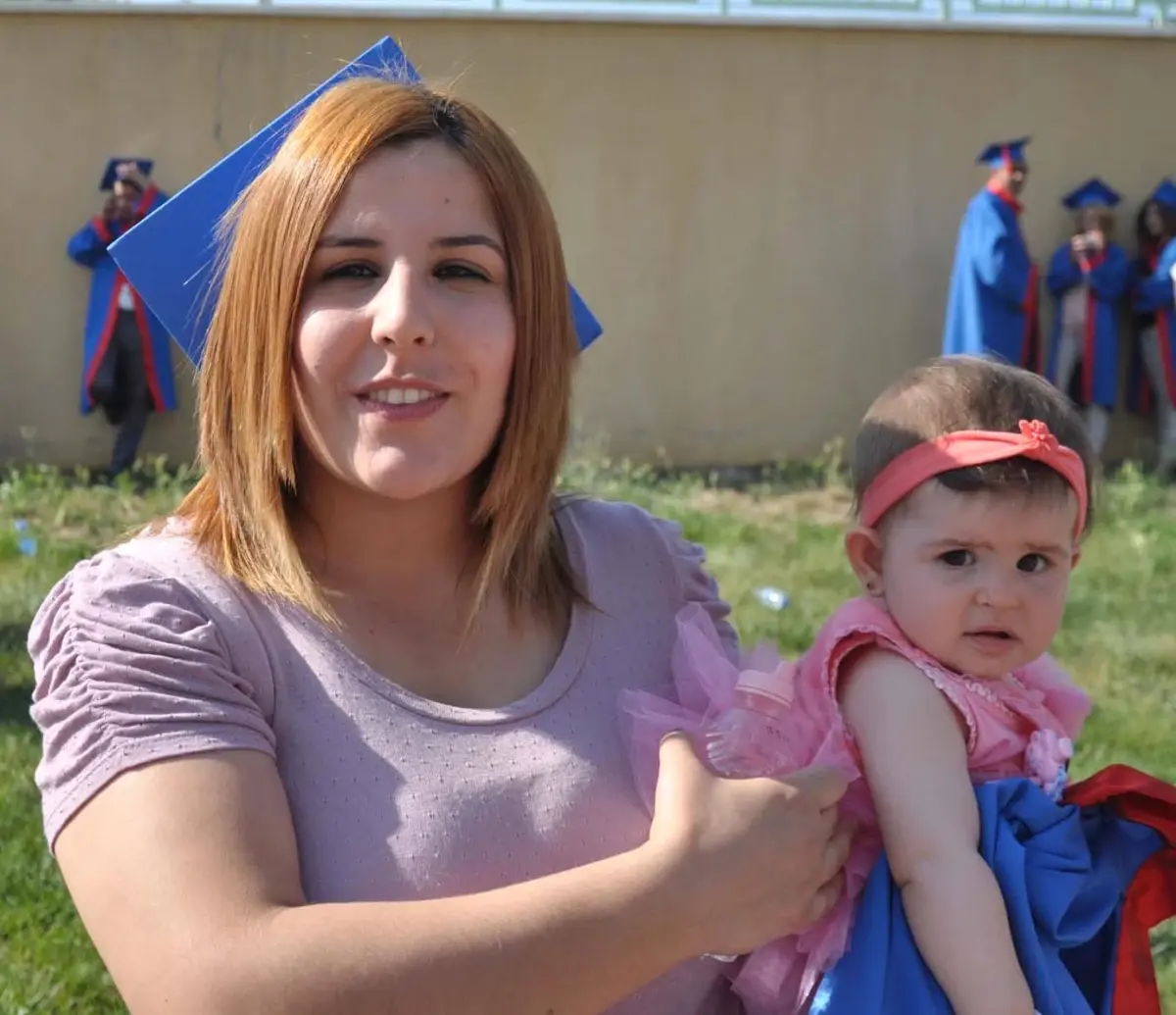 Anne, Mezuniyet Sevincini 10 Aylık Kızı ile Paylaştı