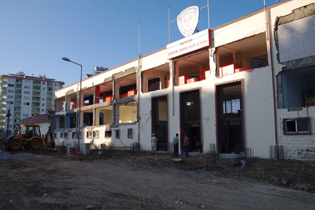 Mersin'de Stadyum Yenilemesine Tepki