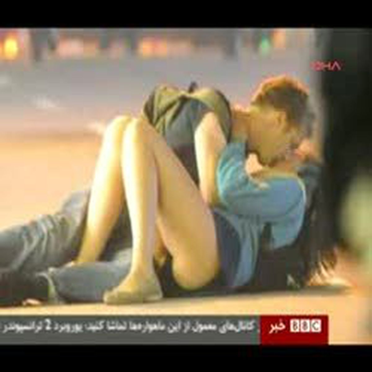 'Öpüşme' Spikeri Gülme Krizine Soktu