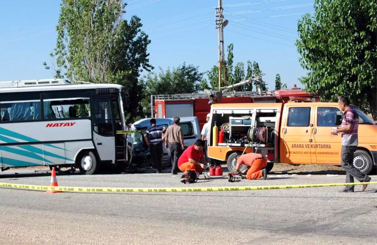 Otomobil, Minibüse Çarptı: 2 Ölü, 8 Yaralı