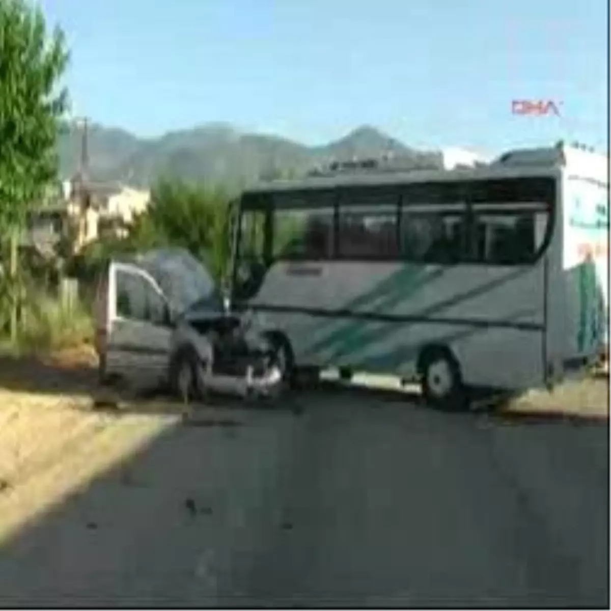 Uyuyan Sürücü Minibüse Çarptı