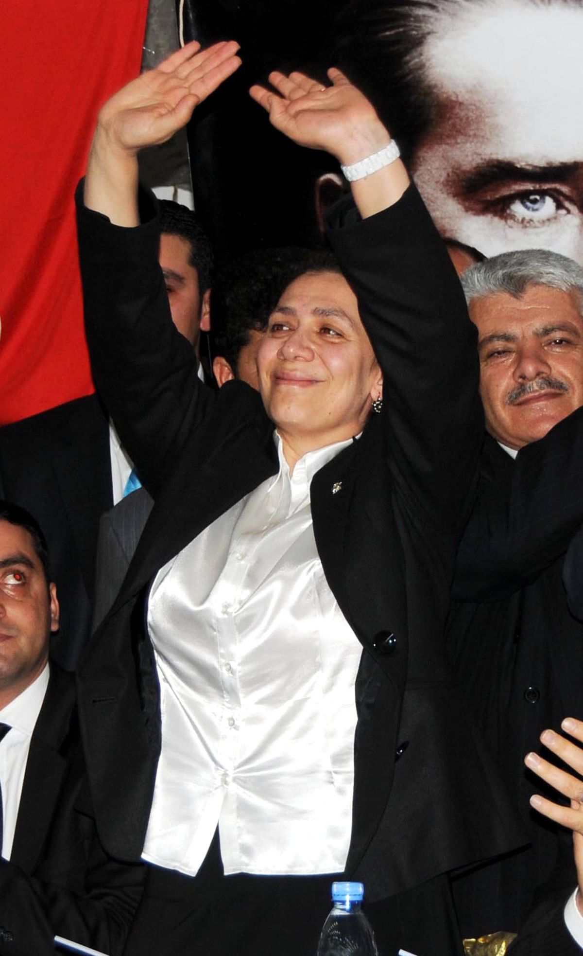Hatip Dicle\'nin Yerine Milletvekili Olan AK Partili Eronat, Mazbatasını Aldı
