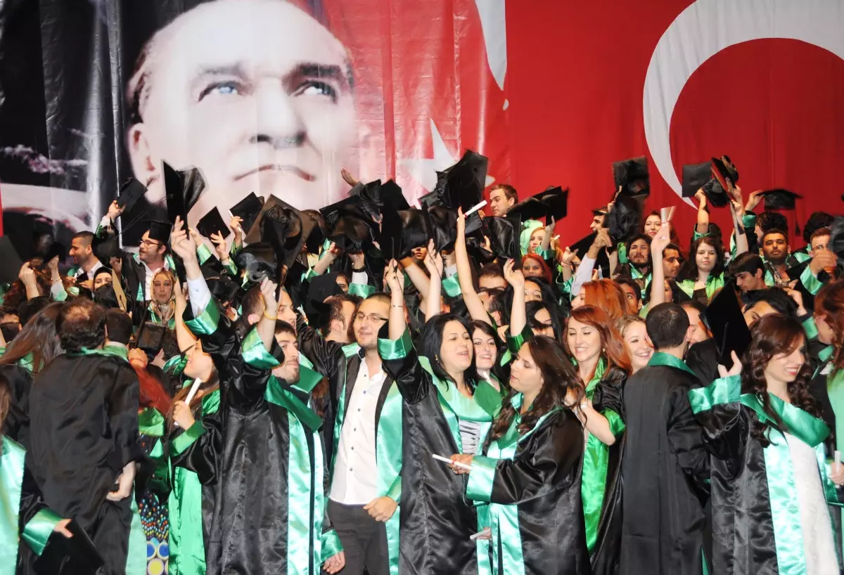 Kocaeli Üniversitesi İletişim Fakültesi\'nde Mezuniyet Coşkusu