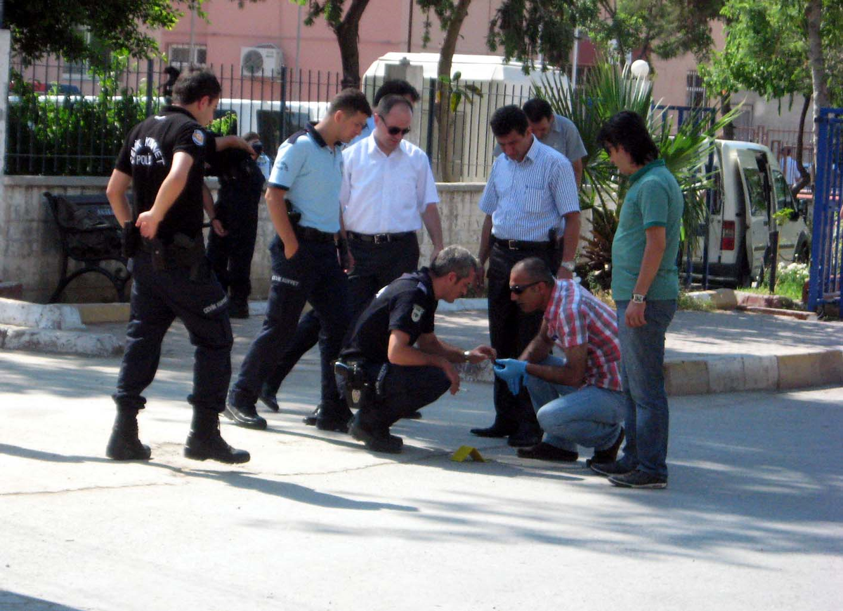 Polis Merkezine Ses Bombası Atıldı, 1 Polis Yaralandı
